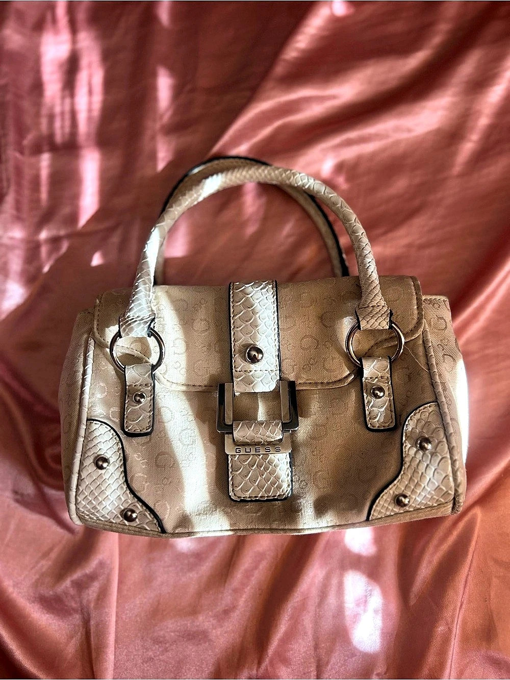GUESS Mini-Purse in Creme